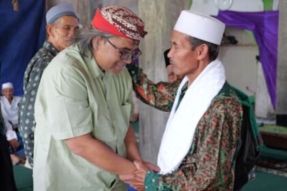 MEGHIDUPI TRADISI - Bupati Temanggung Agus Gondrong turut menghadiri tradisi Suluk Suro di Pondok Pesantren Thariqah Qadiriyah wa Naqsyabandiyah (TQN) Mujahidin, Temanggung.