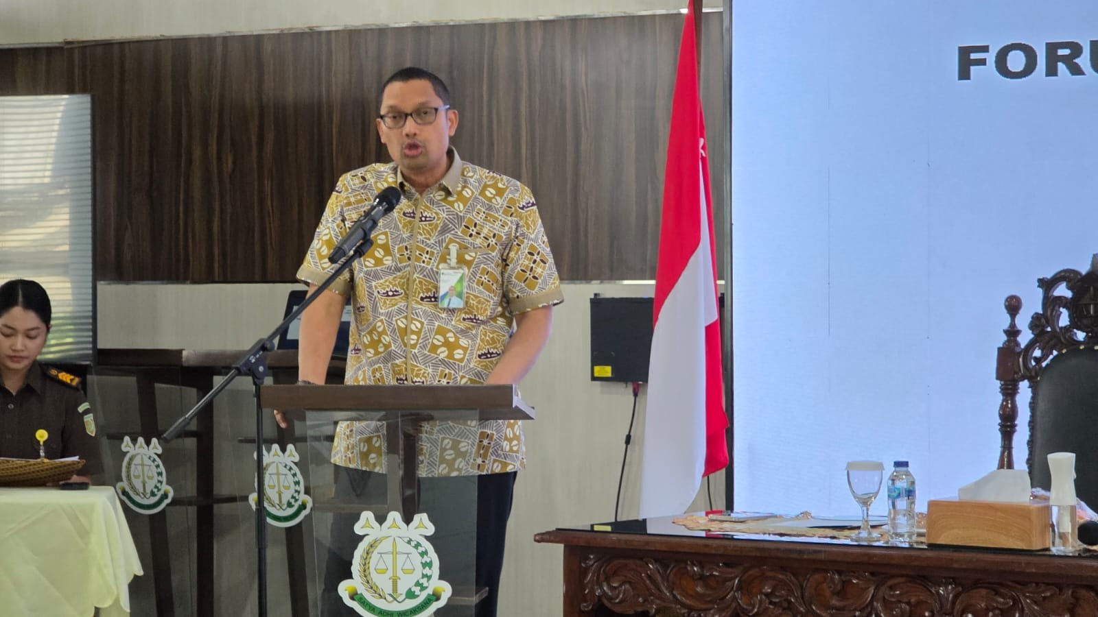 TAK TERDAFTAR BPJS--Kepala Kantor Cabang BPJS Ketenagakerjaan Semarang Pemuda, Mohamad Irfan menjelaskan data kepesertaan BPJS dalam rapat koordinasi di Semarang, Kamis (25/6/2026). (bae)