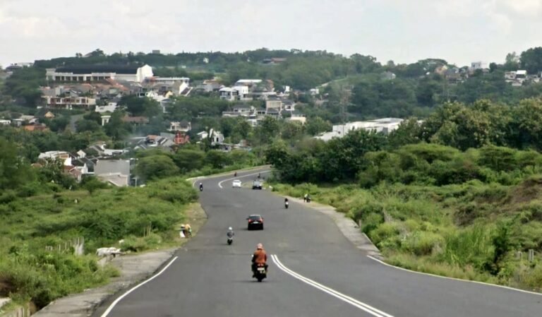 JALAN--Jalan baru Undip Tembalang. (google earth)