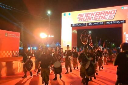 SAMBUT PELARI--Pasukan Keraton Kasunanan Surakarta menyambut pelari Soekarno Run SOC 2026, Minggu (28/6/2026). (bae)
