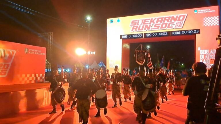 SAMBUT PELARI--Pasukan Keraton Kasunanan Surakarta menyambut pelari Soekarno Run SOC 2026, Minggu (28/6/2026). (bae)