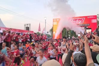 SOEKARNO RUN--Ribuan peserta Soekarno Run SOC 2026 berlari dari garis start di Alun-Alun Utara Keraton Surakarta, Minggu (28/6/2026). (bae)
