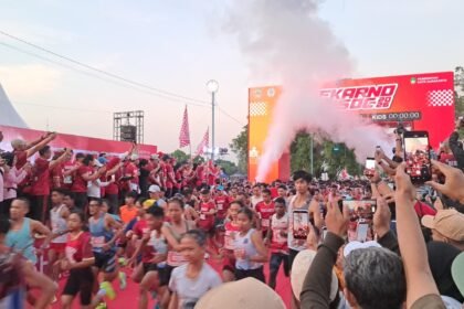 SOEKARNO RUN--Ribuan peserta Soekarno Run SOC 2026 berlari dari garis start di Alun-Alun Utara Keraton Surakarta, Minggu (28/6/2026). (bae)