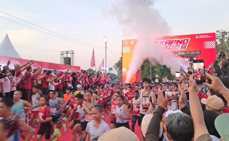 SOEKARNO RUN--Ribuan peserta Soekarno Run SOC 2026 berlari dari garis start di Alun-Alun Utara Keraton Surakarta, Minggu (28/6/2026). (bae)