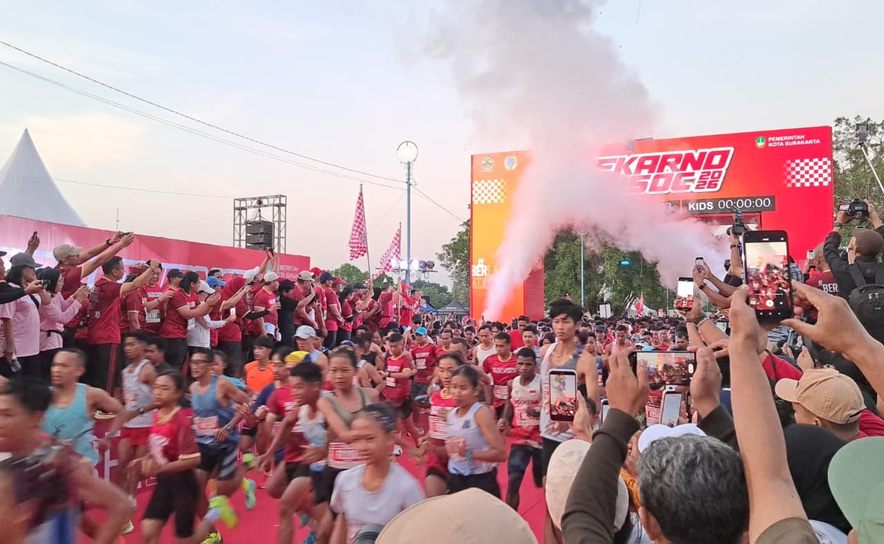 SOEKARNO RUN--Ribuan peserta Soekarno Run SOC 2026 berlari dari garis start di Alun-Alun Utara Keraton Surakarta, Minggu (28/6/2026). (bae)