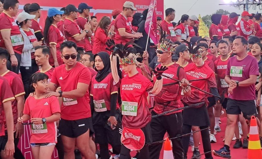 KOSTUM UNIK--Pelari asal Sleman mengenakan kostum manekin saat Soekarno Run SOC 2026 di Surakarta, Minggu (28/6/2026). (bae)