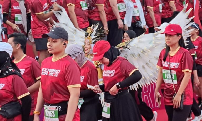 KOSTUM UNIK--Pelari bersayap mengikuti Soekarno Run SOC 2026 di Surakarta, Minggu (28/6/2026). (bae)