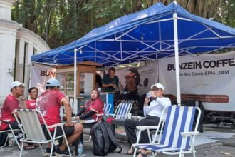 OMZET MENINGKAT--Kedai Bunzen Coffee di kawasan Alun-Alun Utara Keraton Surakarta dipenuhi konsumen yang habis ikut Soekarno Run SOC 2026. (bae)