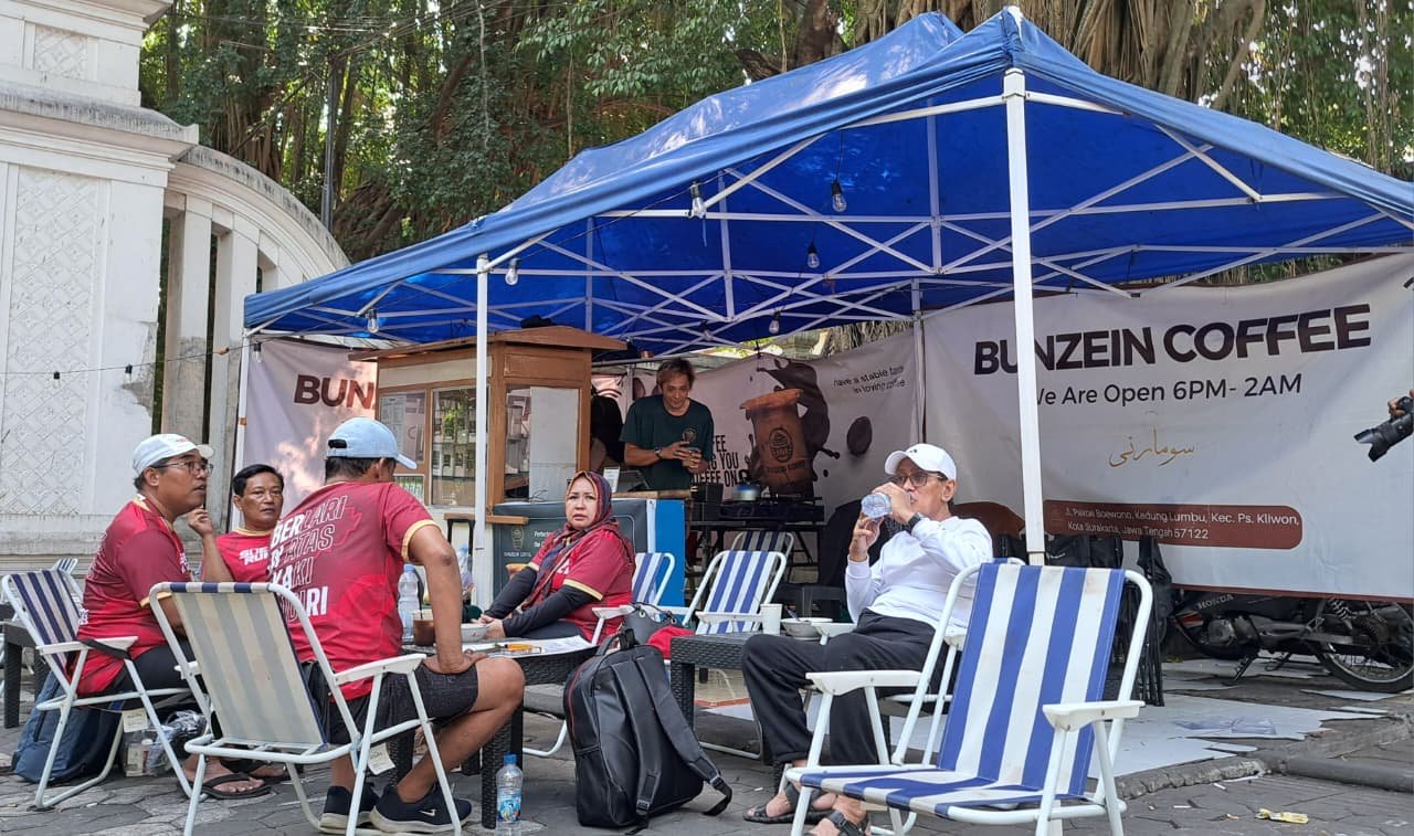OMZET MENINGKAT--Kedai Bunzen Coffee di kawasan Alun-Alun Utara Keraton Surakarta dipenuhi konsumen yang habis ikut Soekarno Run SOC 2026. (bae)