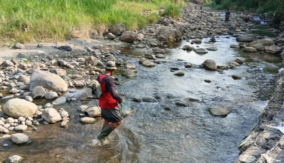 MULAI MENGERING - Warga mencari ikan di aliran Sungai Jabungan, Kota Semarang, yang mulai mengering, Minggu (28/6/2026). (dul)