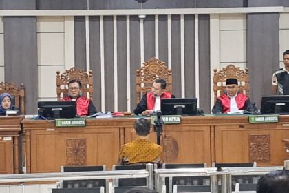 EKSEPSI DITOLAK--Hakim menolak eksepsi Sudewo, Bupati Pati nonaktif di sidang putusan sela kasus korupsi, Senin (29/6/2026). (bae)