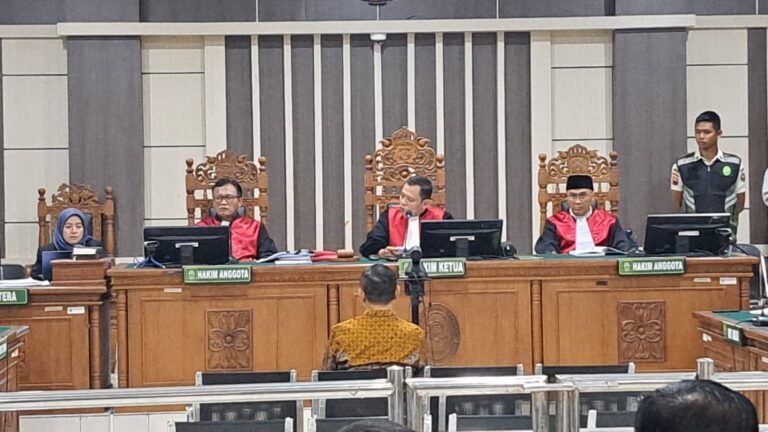 EKSEPSI DITOLAK--Hakim menolak eksepsi Sudewo, Bupati Pati nonaktif di sidang putusan sela kasus korupsi, Senin (29/6/2026). (bae)