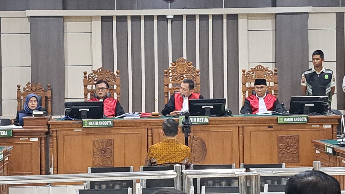 EKSEPSI DITOLAK--Hakim menolak eksepsi Sudewo, Bupati Pati nonaktif di sidang putusan sela kasus korupsi, Senin (29/6/2026). (bae)