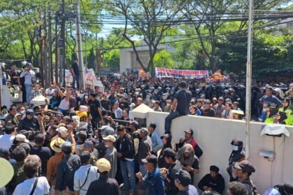 HADANG MOBIL--Ribuan massa pendukung Sudewo, Bupati Pati nonaktif, menghadang mobil tahanan yang mengangkut junjungannya di Pengadilan Tipikor Semarang, Senin (29/6/2026). (bae)