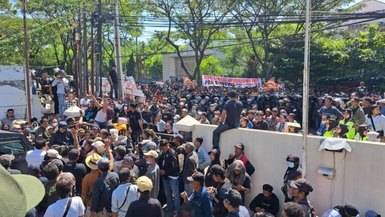 HADANG MOBIL--Ribuan massa pendukung Sudewo, Bupati Pati nonaktif, menghadang mobil tahanan yang mengangkut junjungannya di Pengadilan Tipikor Semarang, Senin (29/6/2026). (bae)