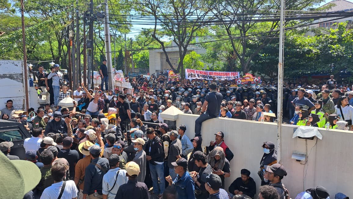 HADANG MOBIL--Ribuan massa pendukung Sudewo, Bupati Pati nonaktif, menghadang mobil tahanan yang mengangkut junjungannya di Pengadilan Tipikor Semarang, Senin (29/6/2026). (bae)