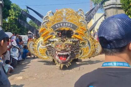 KIRAB BUDAYA - Kirab budaya dalam peringatan Haul Syekh Ahmad Mutamakkin Kajen, bikin suasana tetap meriah tanpa dentuman sound horeg.