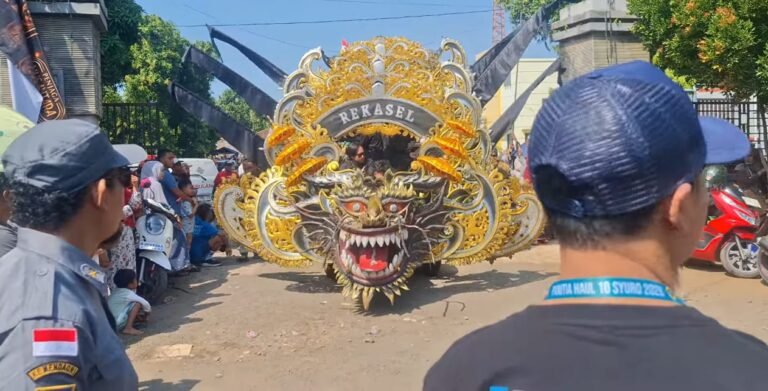 KIRAB BUDAYA - Kirab budaya dalam peringatan Haul Syekh Ahmad Mutamakkin Kajen, bikin suasana tetap meriah tanpa dentuman sound horeg.