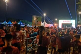 PERSIAPAN BERLARI--Ribuan pelari Soekarno Run 2026 memadati Alun-Alun Utara Keraton Surakarta, Minggu (28/6/2026). (bae)