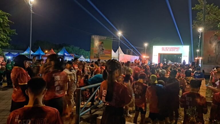 PERSIAPAN BERLARI--Ribuan pelari Soekarno Run 2026 memadati Alun-Alun Utara Keraton Surakarta, Minggu (28/6/2026). (bae)
