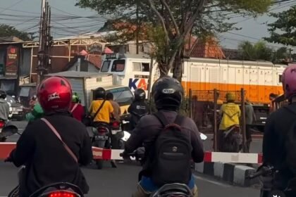 TABRAKAN--KA Harina menabrak truk boks yang terobos palang perlintasan kereta di Semarang, Senin (22/6/2026) sore. (ist)