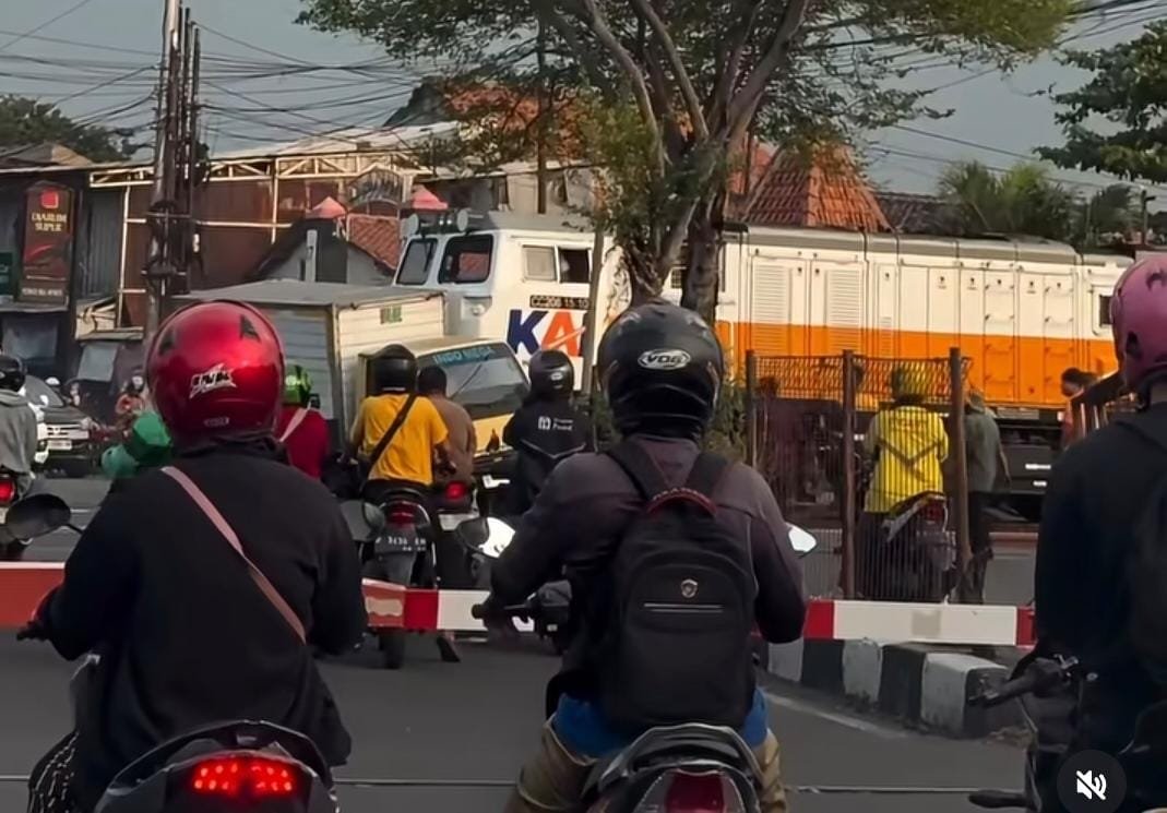 TABRAKAN--KA Harina menabrak truk boks yang terobos palang perlintasan kereta di Semarang, Senin (22/6/2026) sore. (ist)
