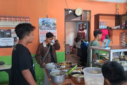 HARGA NAIK--Pelanggan membeli makan di Warteg Arman di Jalan Pleburan, Kota Semarang, Rabu (3/7/2026). (bae)