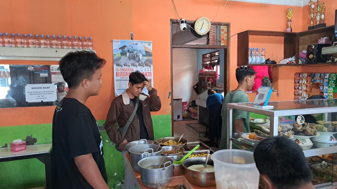 HARGA NAIK--Pelanggan membeli makan di Warteg Arman di Jalan Pleburan, Kota Semarang, Rabu (3/7/2026). (bae)