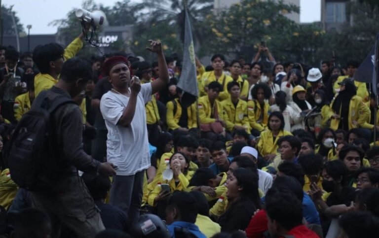 SUARAKAN KERESAHAN - Aktivis PMKRI Jateng-DIY, Natael Bremana, menyampaikan aspirasi dan kerasahan yang dirasakan mahasiswa dan rakyat kecil terkait dengan kebijakan-kebijakan pemerintah, saat mengikuti demonstrasi di Jakarta, pada 13 Juni 2026. (*)