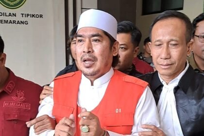SIDANG TPPU--Gus Yazid terdakwa kasus pencucian uang BUMD Cilacap, digiring dari ruang sidang menuju mobil tahanan. (bae)