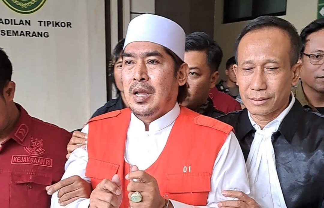SIDANG TPPU--Gus Yazid terdakwa kasus pencucian uang BUMD Cilacap, digiring dari ruang sidang menuju mobil tahanan. (bae)