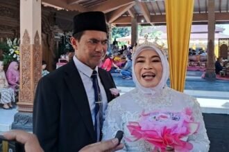 NIKAH MASSAL--Maria tersenyum lebar usai dipinang suaminya di nikah massal Unnes, Jumat (19/6/2026). (bae)