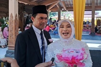 NIKAH MASSAL--Maria tersenyum lebar usai dipinang suaminya di nikah massal Unnes, Jumat (19/6/2026). (bae)