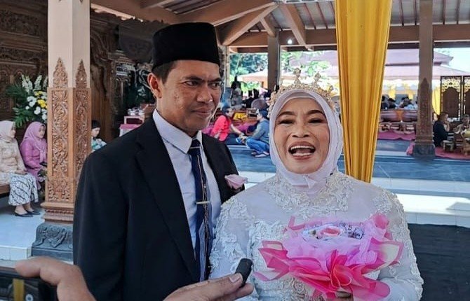 NIKAH MASSAL--Maria tersenyum lebar usai dipinang suaminya di nikah massal Unnes, Jumat (19/6/2026). (bae)