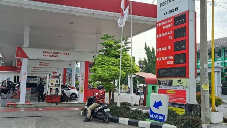BBM NAIK: Pengendara motor berhenti di dekat papan informasi harga BBM di SPBU Sampangan. (bae)