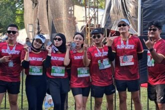 PEMER MEDALI--Nava (dua dari kiri) dan koleganya pamer medali usia mengikuti Soekarno Run SOC 2026. (bae)