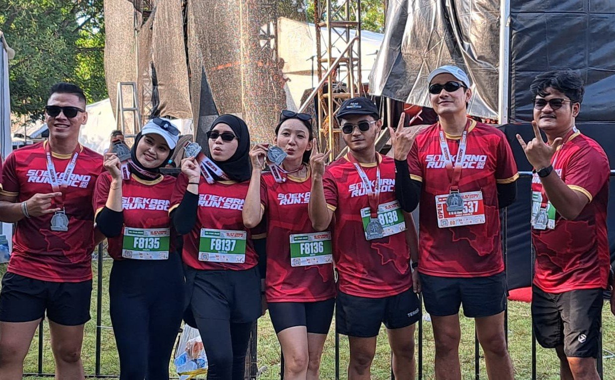 PEMER MEDALI--Nava (dua dari kiri) dan koleganya pamer medali usia mengikuti Soekarno Run SOC 2026. (bae)