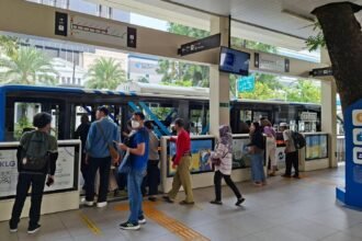 TRANSPORTASI UMUM - Pengguna angkutan umum menaiki bus di halte. (ist)