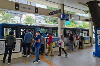 TRANSPORTASI UMUM - Pengguna angkutan umum menaiki bus di halte. (ist)