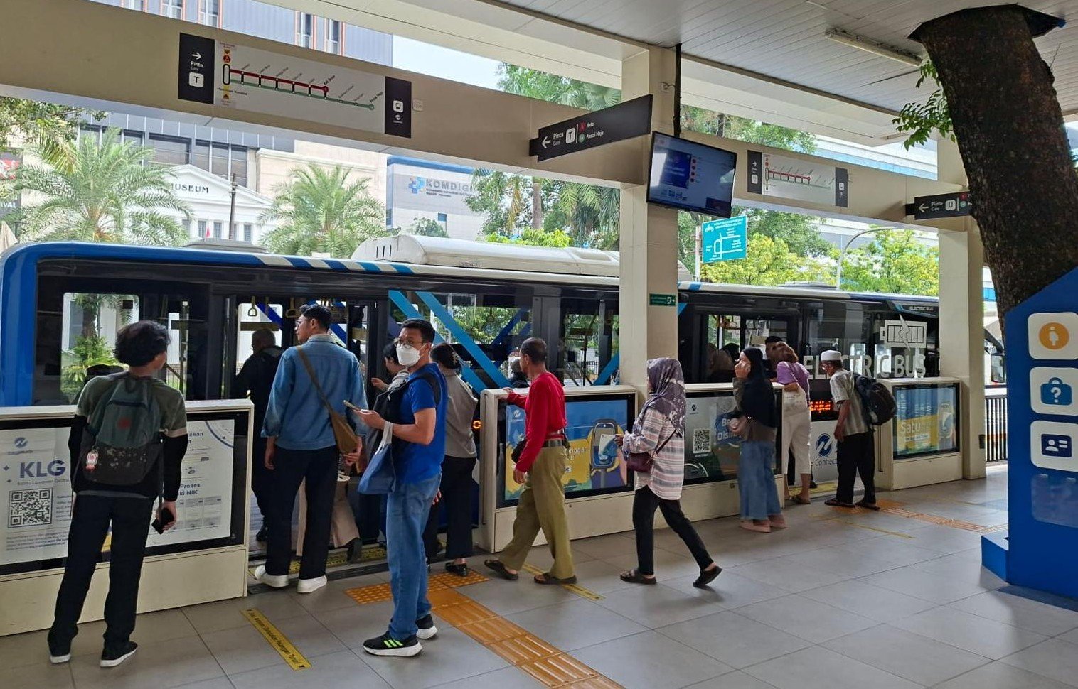 TRANSPORTASI UMUM - Pengguna angkutan umum menaiki bus di halte. (ist)