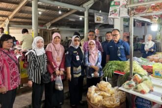 PANTAU HARGA--Pemkot melalui Tim Satgas Saber Harga dan Kualitas Pangan memantau harga di Pasar Peterongan Semarang. (ist)