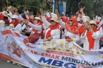 DEMO DAPAT SERATUS - Emak-emak yang ikut demo dukung MBG mengaku dibayar seratus (Rp100.000), wajan, dan konsumsi yang dibagikan di lokasi aksi, di Monas.