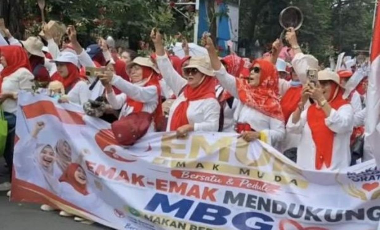 DEMO DAPAT SERATUS - Emak-emak yang ikut demo dukung MBG mengaku dibayar seratus (Rp100.000), wajan, dan konsumsi yang dibagikan di lokasi aksi, di Monas.