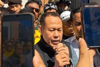 MINTA MAAF--Pengawal tahanan KPK, Rusli minta maaf kepada massa jika tangannya tak sengaja mengenai Sudewo, Senin (29/6/2026). (bae)
