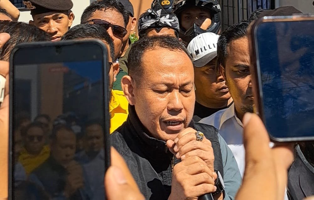 MINTA MAAF--Pengawal tahanan KPK, Rusli minta maaf kepada massa jika tangannya tak sengaja mengenai Sudewo, Senin (29/6/2026). (bae)