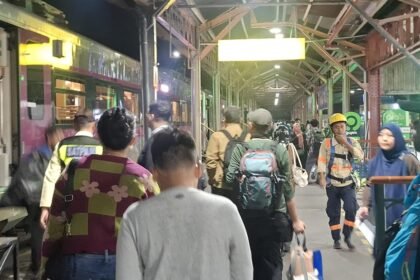PENUMPANG KERETA - Ilustrasi penumpang kereta api baru saja turun dari kereta di stasiun wilayah Daop 4 Semarang. (ist)