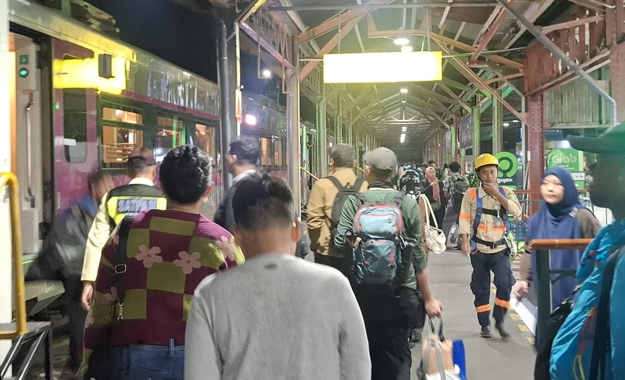 PENUMPANG KERETA - Ilustrasi penumpang kereta api baru saja turun dari kereta di stasiun wilayah Daop 4 Semarang. (ist)