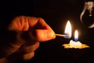 PEMADAMAN LISTRIK - Ilustrasi nyala lilin jadi penerang saat pemadaman listrik bergilir oleh PLN.
