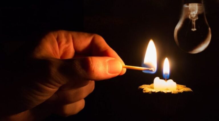 PEMADAMAN LISTRIK - Ilustrasi nyala lilin jadi penerang saat pemadaman listrik bergilir oleh PLN.