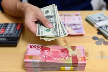 MATA UANG - Ilustrasi mata uang Rupiah dan Dolar AS.
